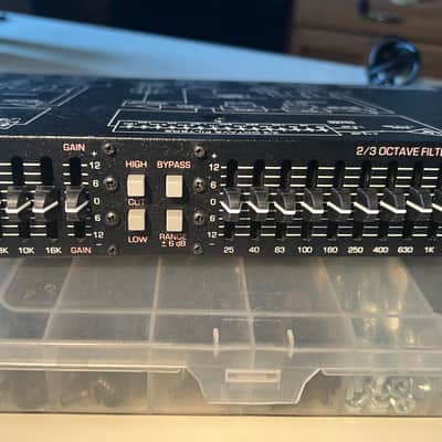 Peavey EQ-215 2 channel 15 band per channel rack mount EQ with rack mount bolts and washers. image 3