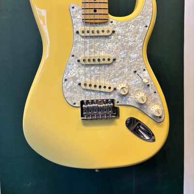 Fender Deluxe Roadhouse Stratocaster with Maple Fretboard 2014 - 2015 - Vintage White image 2