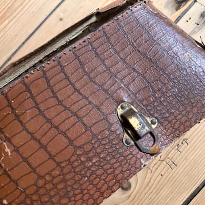 1960s Gibson Faux Alligator Chipboard Guitar Case in Terrible Condition image 25