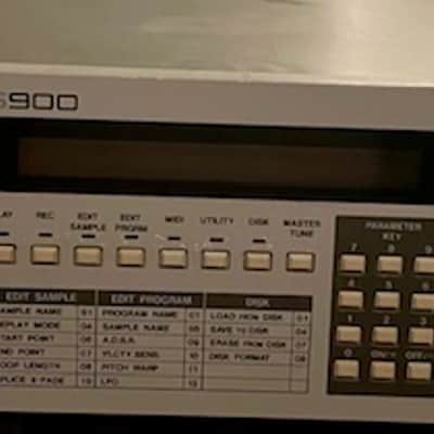 Akai S900 MIDI Digital Sampler