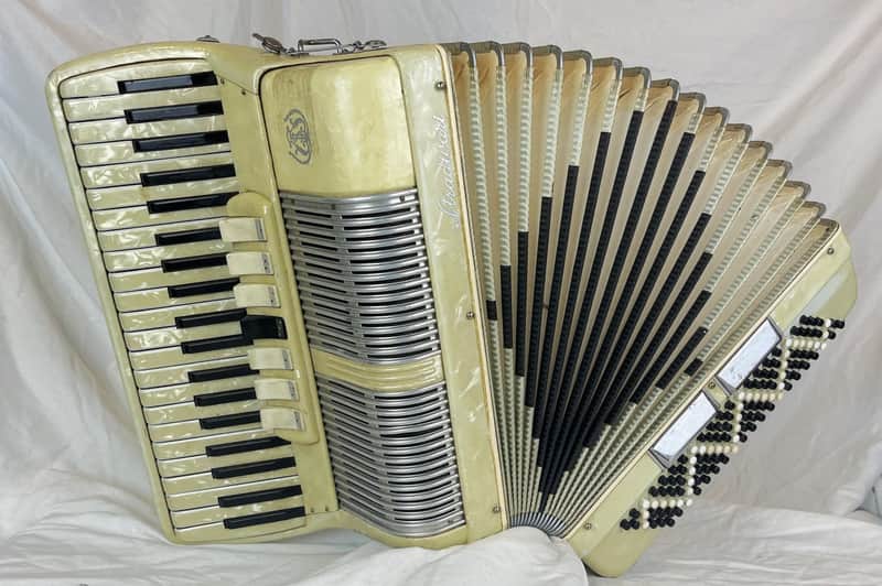 8320 - Creamy Custard Stradivari Piano Accordion LMH 41 120 image 1