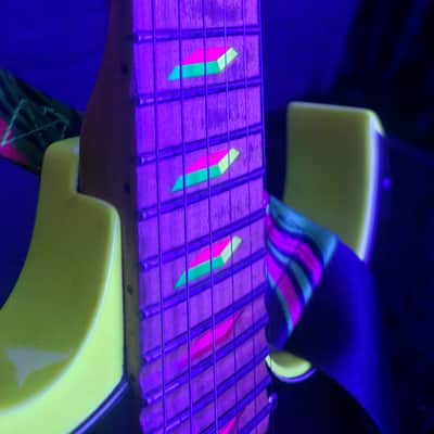 Ibanez JEM777DY Desert Yellow – 1988 First Generation Steve Vai Signature – Disappearing Pyramid Inlays – Original Pink Logo Ibanez Case image 20