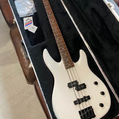 1980's Peavey USA Dyna Bass Neck Thru Design Unity Series White w/Original Case, Tags. COM image 4