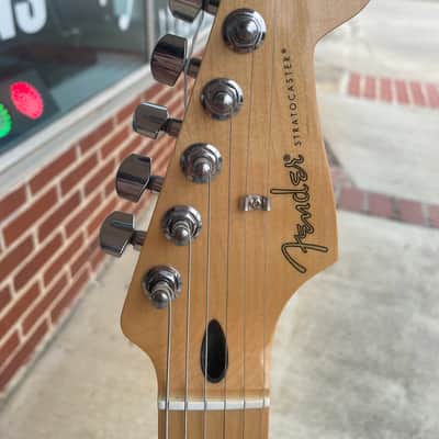 Fender Limited Edition Player Stratocaster HSS Plus Top with Maple fingerboard in blueburst 2021 - Blue Burst image 6