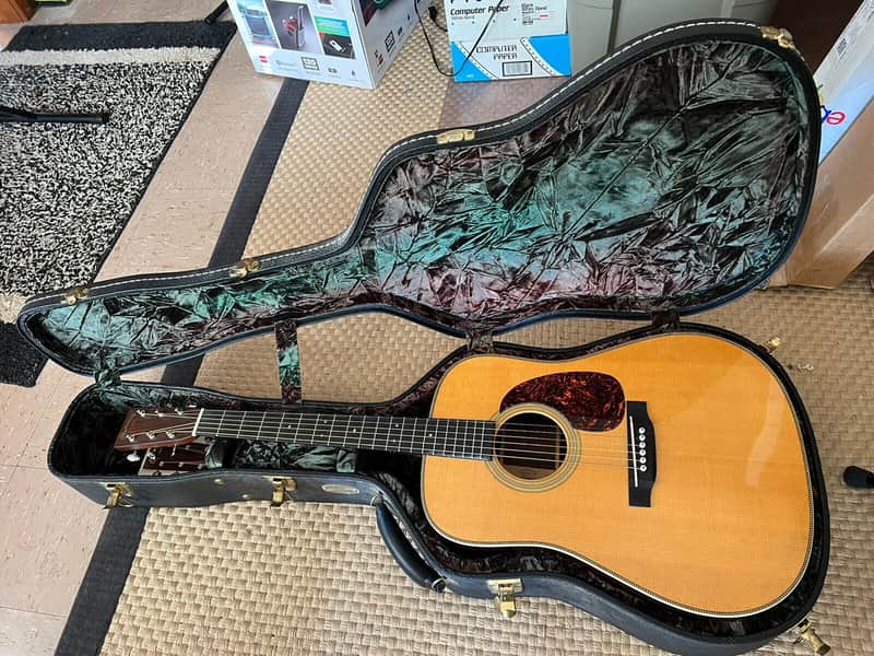 2000 Marrtinn HD28V Acoustic Guitar BEAUTIFUL -One Owner image 1