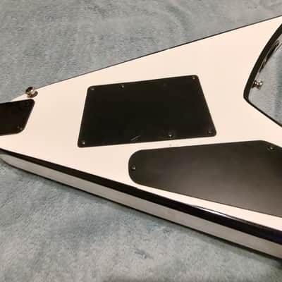 Jackson JS Series JS32 King V - White with Black Bevels and CHROME HARDWARE image 11