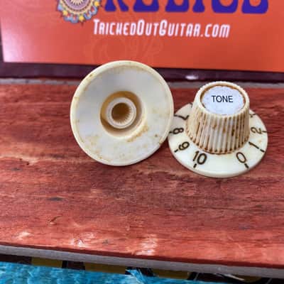 Real Life Relics Fender® Style Aged Off White 65 Jazzmaster® Witch Hat Knobs 2 pack 24 Spline   [DM8] image 3