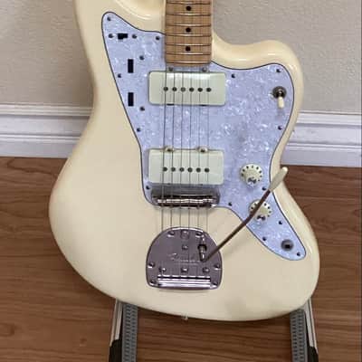 Fender American Professional Jazzmaster White with Maple Fretboardwith Rhythm Circuit, Lindy Fralin Noiseless Pickups and Hardshell Case 2017 image 17