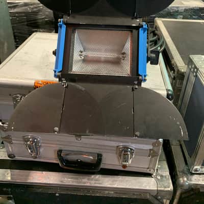 ARRI 1000W MiniFlood Fresnel Tungsten Light with Barndoors image 1