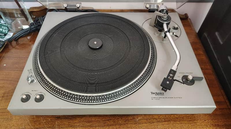 Technics SL1500 turntable in excellent condition serviced - 1980's image 1