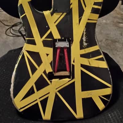 custom guitars frankenbee 2026 - relic black and yellow image 3