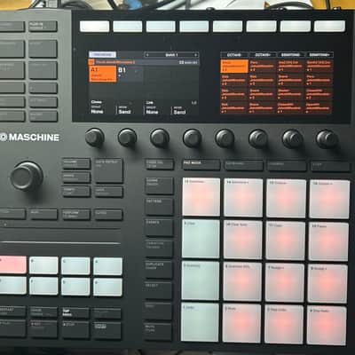 Native Instruments Maschine MK3 with Komplete 14 Standard 2021 - Black image 1