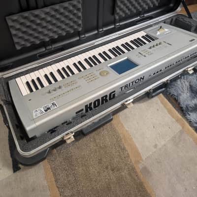 Korg Triton Studio Music Workstation/Sampler - 61 keys 2001-2003 - Silver
