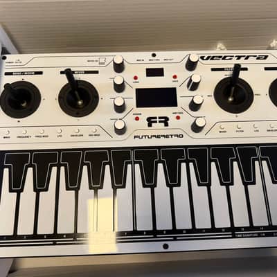 Future Retro Vectra V2 - NEW IN BOX image 2