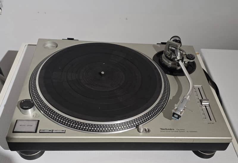 Technics SL-1200MK2 1979 - 2010 - Silver image 1