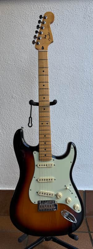 Fender Player Plus Stratocaster with Maple Fretboard 2021 - Present - 3-Color Sunburst