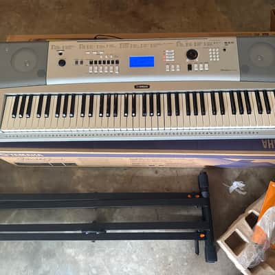 Yamaha DGX230 Portable Keyboard 2010s - Silver