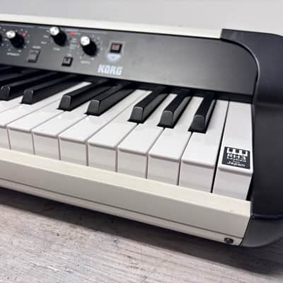 Korg SV2-SP 88 Key Stage Vintage Digital Piano with Speakers 2020 - Present - Creme with White / Black Keys image 6