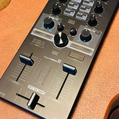 Reloop Mixtour Portable DJ Controller/Audio Interface 2010s - Black image 2