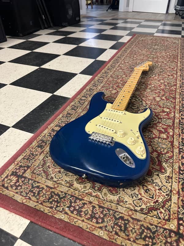 Fender Highway One Stratocaster with Maple Fretboard 2002 - 2005 - Sapphire Blue Transparent