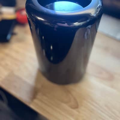 Apple Apple Mac Pro 2013 6-Core 3.5GHz 32GB 500GB Dual FirePro D500 — Original Box 2013 - Black Mirror image 2