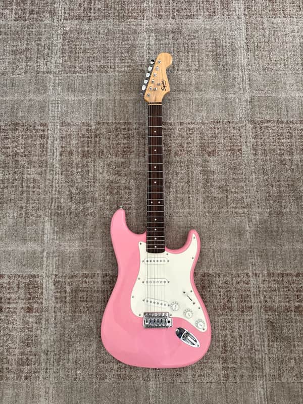 Squier、Bullet Stratocaster Squier Bullet Stratocaster with Tremolo | Reverb