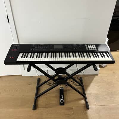 Roland FA-07 2014 76-Key Workstation Complete Setup w/ KS-20X Stand, Pedal & Bag