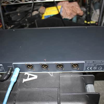 VocoPro UHF-5800 Plus 4-Mic Wireless System with Case image 6