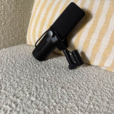 Shure SM7dB Cardioid Dynamic Microphone with Built-In Preamp 2023 - Present - Black image 5