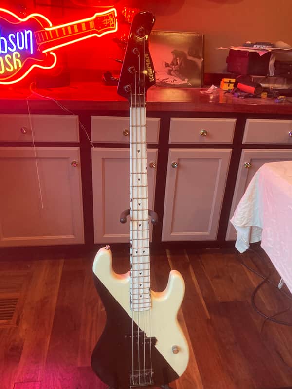 Kramer Pbass 1984 to 1986 Black/white image 1