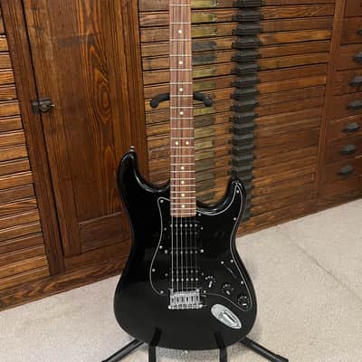 MINT Fender Stratocaster w/Walnut Fretboard w/soft case image 2
