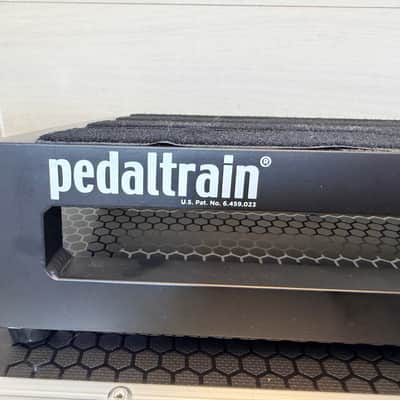 Pedaltrain JR MAX Pedalboard with Tour Case – Lightweight Aluminum Guitar Effects Pedal Board System image 3