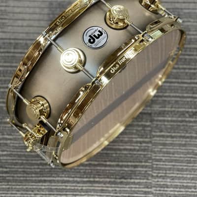 DW COLLECTOR'S 14X5 SSC MAPLE SNARE DRUM NATURAL TO EBONY SATIN OIL BURST | GOLD HARDWARE - FLOOR MODEL image 5