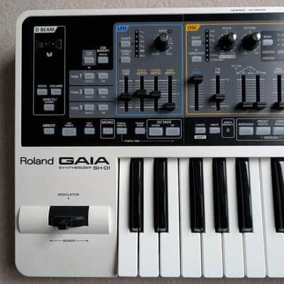 Roland SH-01 GAIA 37-Key Digital Synthesizer 2010 - 2012 - White image 3