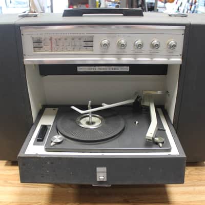 National 3-band, 13-transistor, 3-diode Portable Radio-Phonograph Model SG-825 image 2