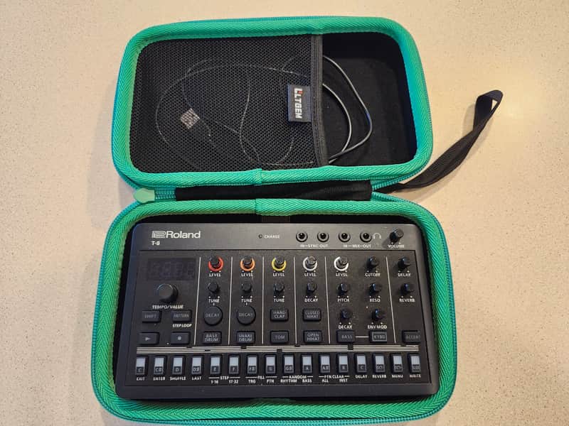 Roland T-8 AIRA Compact Beat Machine 2022 - Present Black image 1
