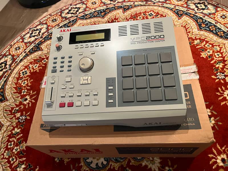 Akai MPC2000 MIDI Production Center 1997 - 2001 in original box image 1