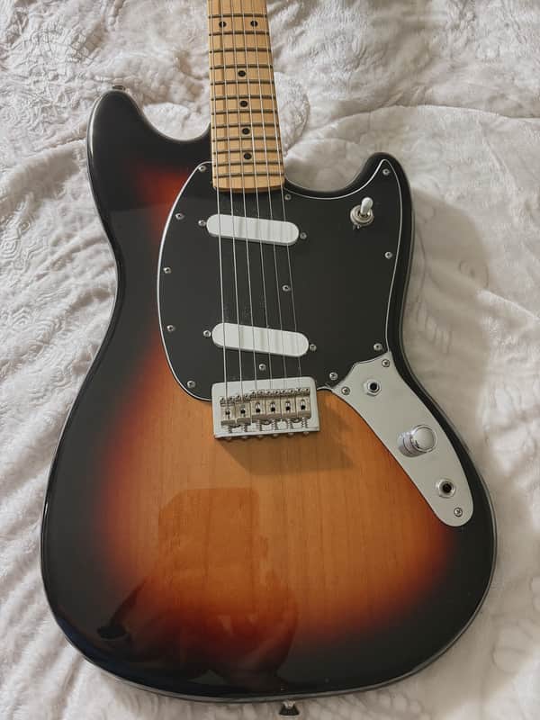 Fender Player II Mustang 2024 - Present - 3-Color Sunburst