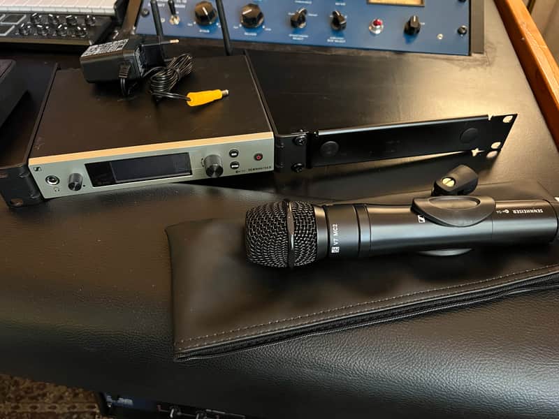 Sennheiser EW 500 G4 945 AW+ Band w/ sE Electronics V7 Microphone Capsule image 1