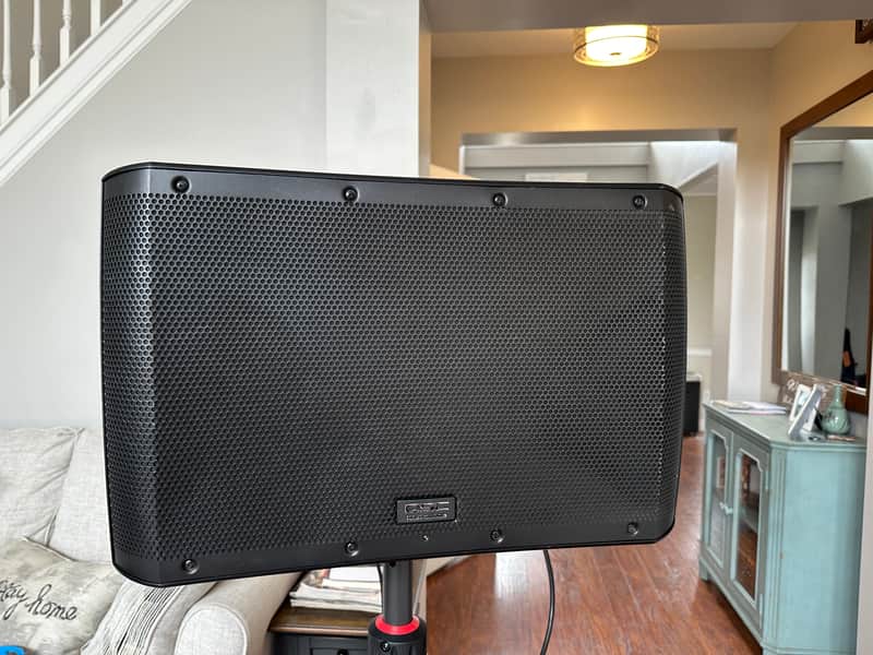 (4) QSC KLA12 KLA Series 12" Powered Line Array Speakers with Bags image 1