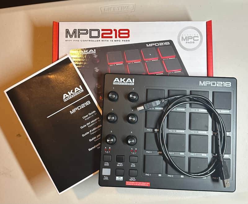 Akai MPD218 2015 - Present Black image 1