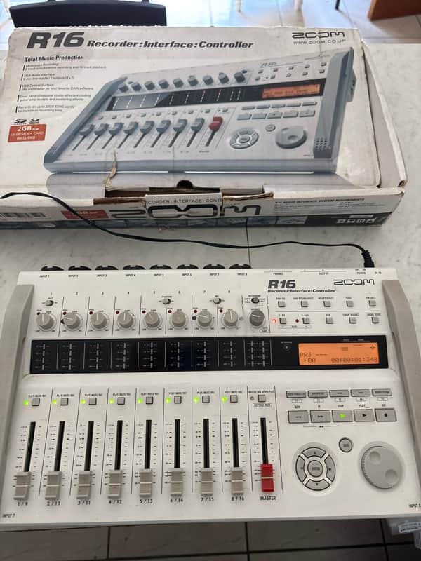 Zoom R16 USB Audio Interface / Digital Multitrack Recorder / Control Surface 2010s - White Bild 1