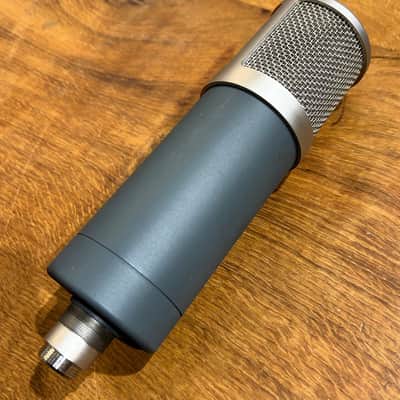 sE Electronics Z5600A Valve Condenser Mic Outfit image 5
