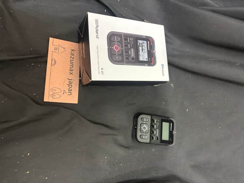Roland R-07 High Resolution Portable Audio Recorder Bluetooth Recorder with Box image 1
