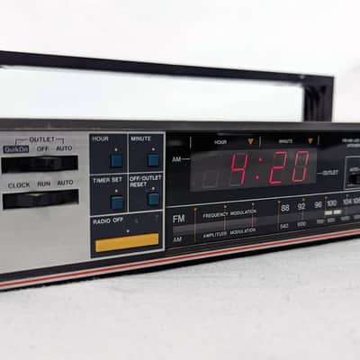 Emerson RK5000 Vintage Under Cabinet Mount AM/FM Clock Radio w/Timed AC Outlet image 6