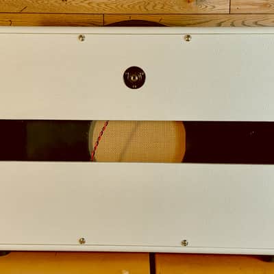 VBoutique VCab-OS 1x12 Oversized White Tolex - Cain Grill - Gold Piping  unloaded image 5