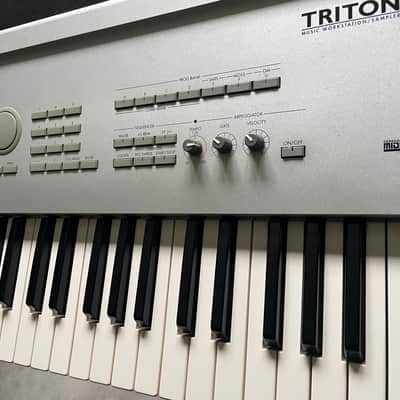 Korg Triton 61-Key 62-Voice Polyphonic Workstation 1999 - 2000 - Silver image 8