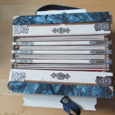 Lyra Button Accordeon 1920s White image 4