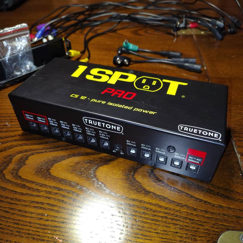 Truetone 1 SPOT Pro CS12 Pedal Multi Power Supply w/ cables and holder imagen 1
