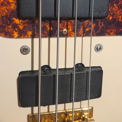 Peavey USA Axcelerator Plus 4-String Bass Vintage White image 6